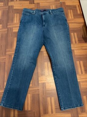 Gloria Vanderbilt Straight Leg Jeans in Medium Blue Wash